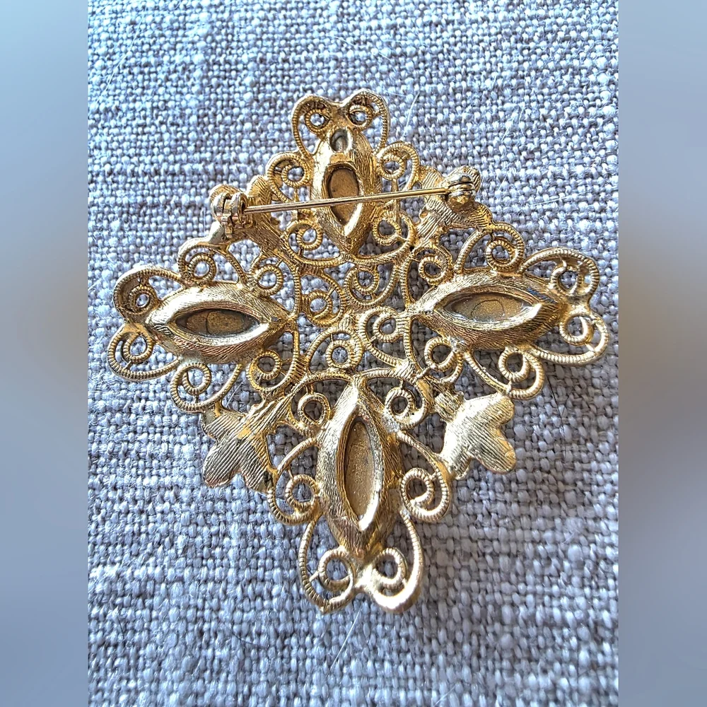 N/A vintage pin